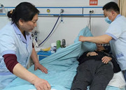 93岁高龄骨折后只能卧床？国德康复团队让他重新站了起来！